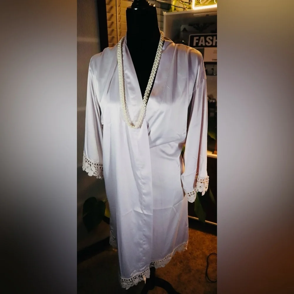 Beautiful Pale Lavender Grey Robe - Picture 4 of 7